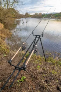 **Korum Deluxe River Tripod: Stabiler Rutenhalter für Flussangler** - **Korum Deluxe River Tripod: Leicht und verstellbar für jedes Terrain** - **Korum Deluxe River Tripod: Robustes Dreibein-Rod Pod für Flussangeln** - **Korum Deluxe River Tripod: Schnell