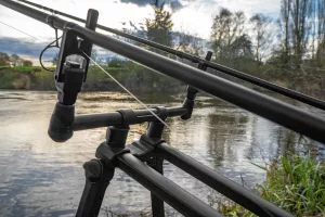 **Korum Deluxe River Tripod: Stabiler Rutenhalter für Flussangler** - **Korum Deluxe River Tripod: Leicht und verstellbar für jedes Terrain** - **Korum Deluxe River Tripod: Robustes Dreibein-Rod Pod für Flussangeln** - **Korum Deluxe River Tripod: Schnell