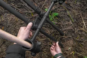 **Korum Deluxe River Tripod: Stabiler Rutenhalter für Flussangler** - **Korum Deluxe River Tripod: Leicht und verstellbar für jedes Terrain** - **Korum Deluxe River Tripod: Robustes Dreibein-Rod Pod für Flussangeln** - **Korum Deluxe River Tripod: Schnell
